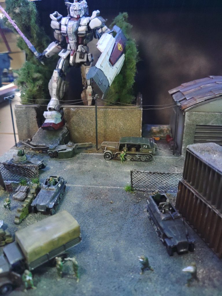 アスファルト、壁などは100均のコルクのシートで作ってます👍なみ板っぽいのは100均で売ってるアルミの器を切って、チューブ絞り器でナミナミにしました😁