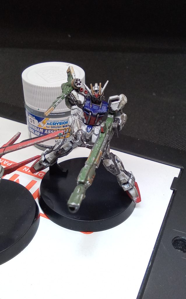 ツインアイも塗装していますが・・見えない