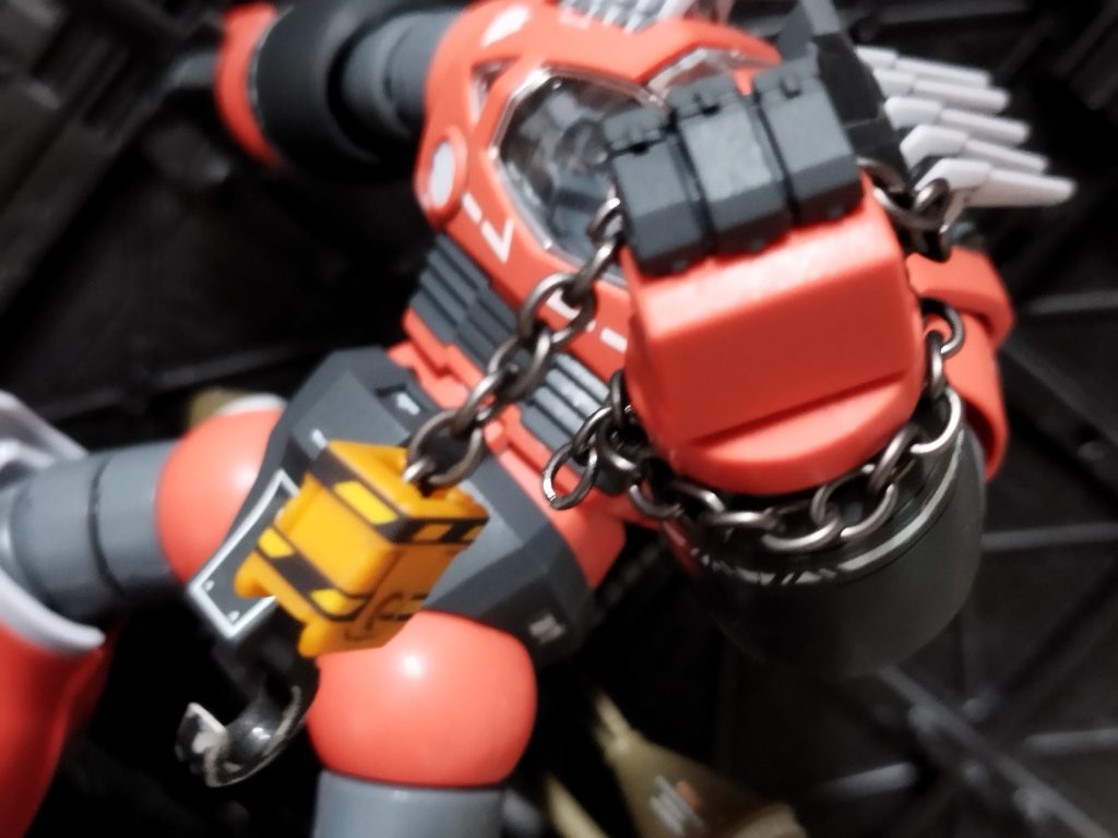 フックブロックは100均の連結ディスプレイベースのデコレーション用別売りパーツです。最近は100均にプラモで使えるグッズが沢山あって嬉しいです。