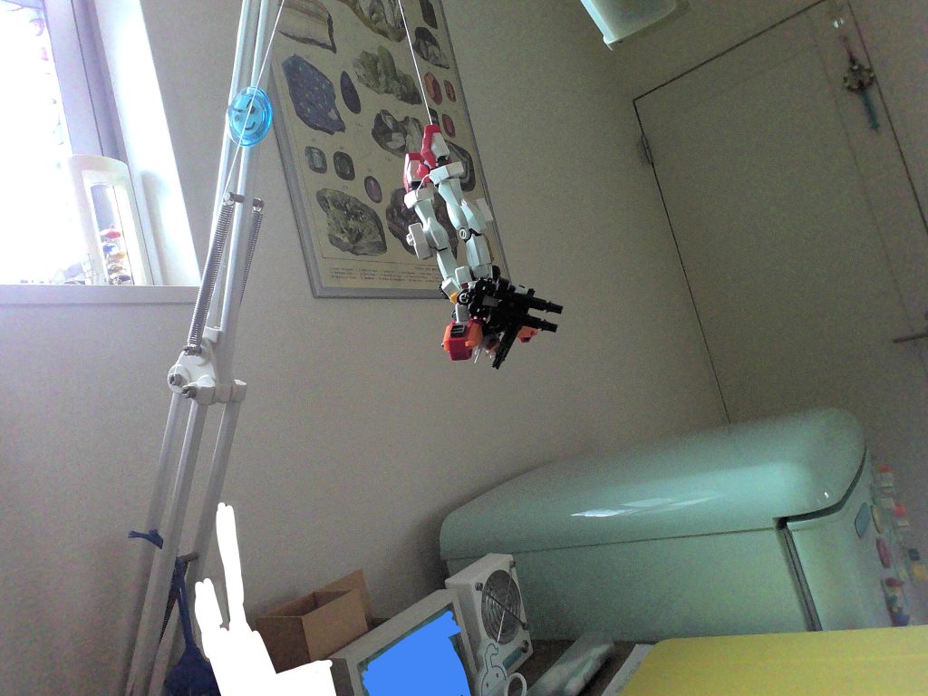 アクロバットのシーンです　糸ようじで吊り下げましたｗｼｭーﾙﾀﾞﾈｪ(zaku-kao4)