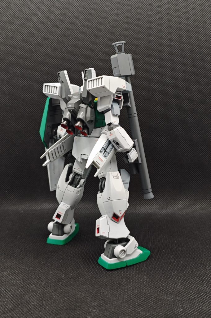 下腿部はカトキデザインが気に入っていたので、そちらに改造しました。側面の増槽?もボリュームアップ!足首は見ないで。。。