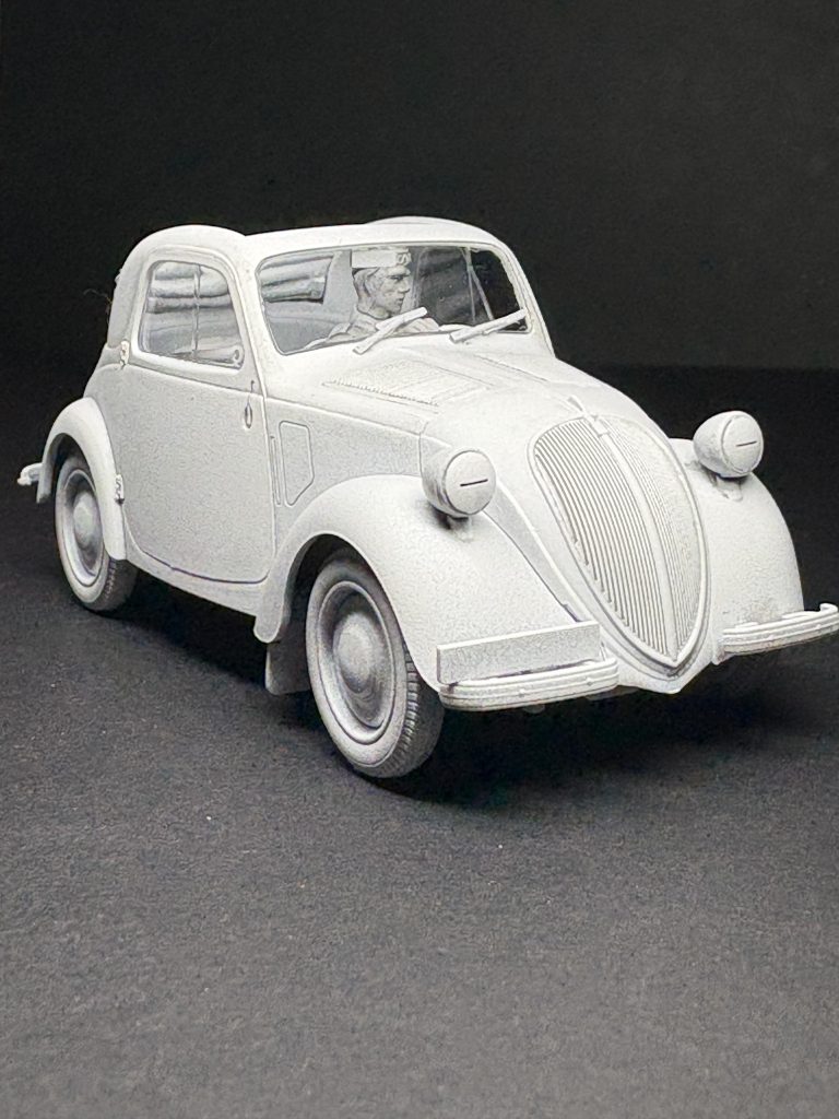 作品名：“The Snow of Time” — Simca5<p>ガンプラと並行してスケールモデルにも挑戦してみています。ご興味ある方はご覧頂ければ幸いです。 白く塗られたSimca5——リアルさのためではなく、戦時の静寂の無言の証人として。美化もせず、どちらの側にもつかず。ただ“時間 […]</p>
