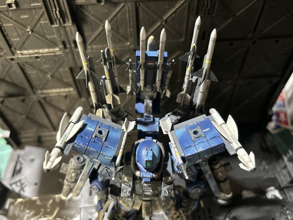 後は、背中にミサイル各種ー両腕シールドを利用して、ランチャーを設置