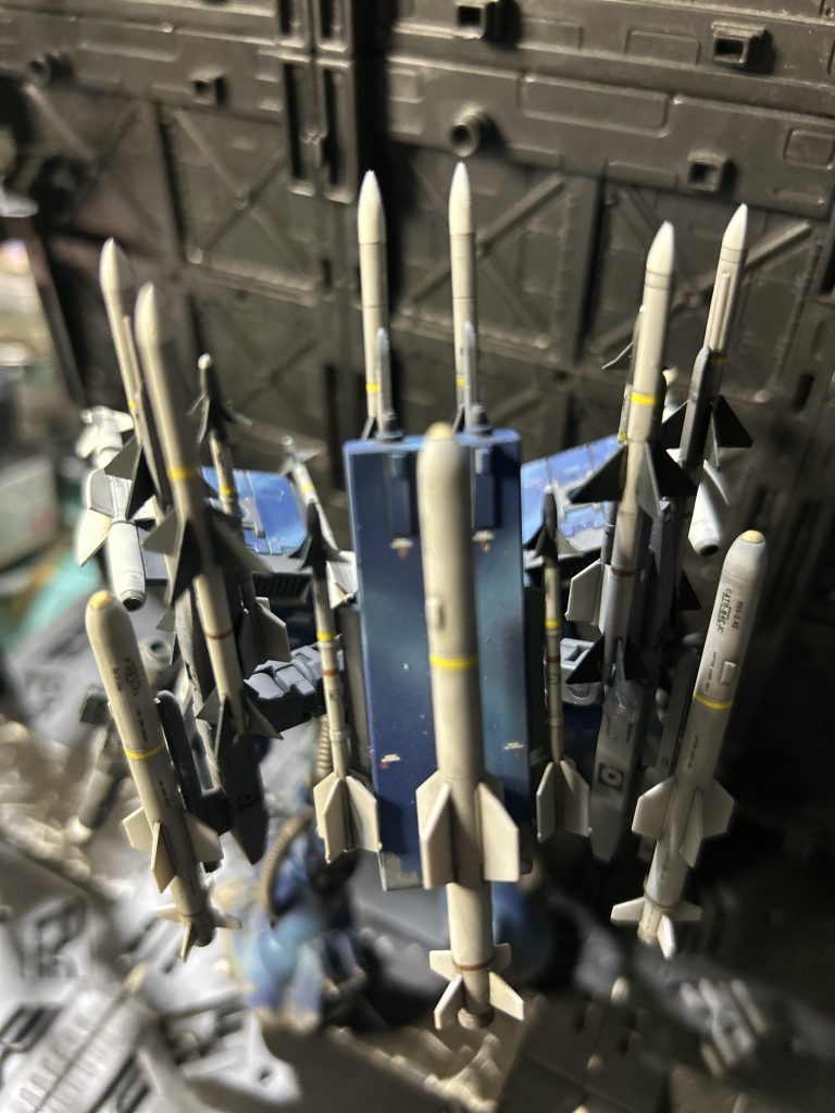 ミサイル、17本積載してますー、ポッド式3連を2器