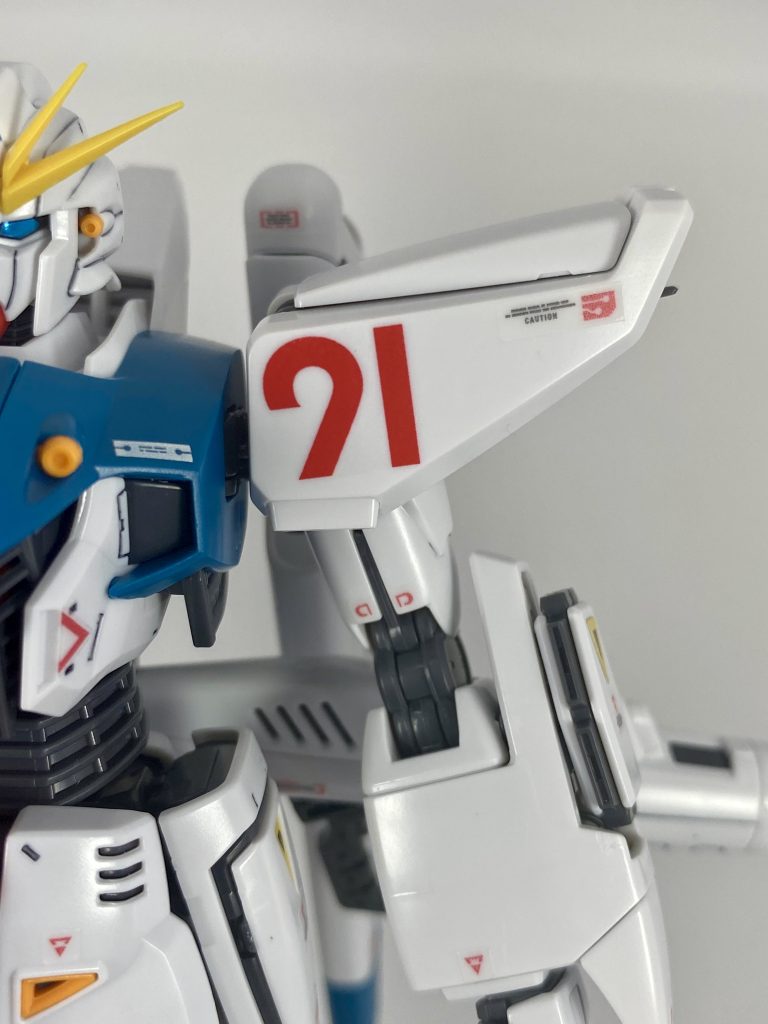 今回、簡単仕上げにした理由は、ABS塗装の経験がなく、パーツ割れが心配だったからです。でも、初めてドライデカールに挑戦してみました!今までは「一発でキレイに貼れるか不安で手を出せなかった」んですが、実際に使ってみると…めっちゃキレイに貼れて、感動しました!(gundam-kao2)すっかりドライデカールのファンになっちゃいました。