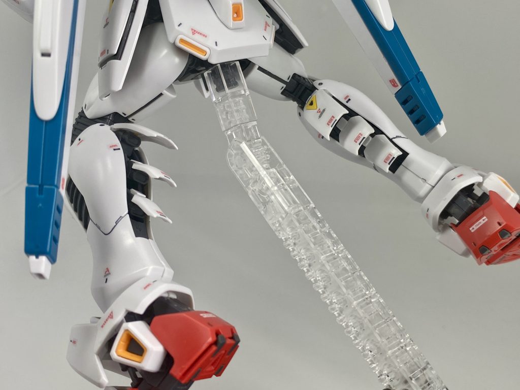 このキット、ギミックの安定感やカッコよさは本当に素晴らしいです!特にポージング時にその魅力を存分に感じましたが、正直、ポロリがけっこう多くて苦労しました…。アンテナやスカート部分、ヴェスバー、そしてハンドパーツの接続が非常に難しく、もう二度と同じことをしたくないと思いました(gundam-kao4)