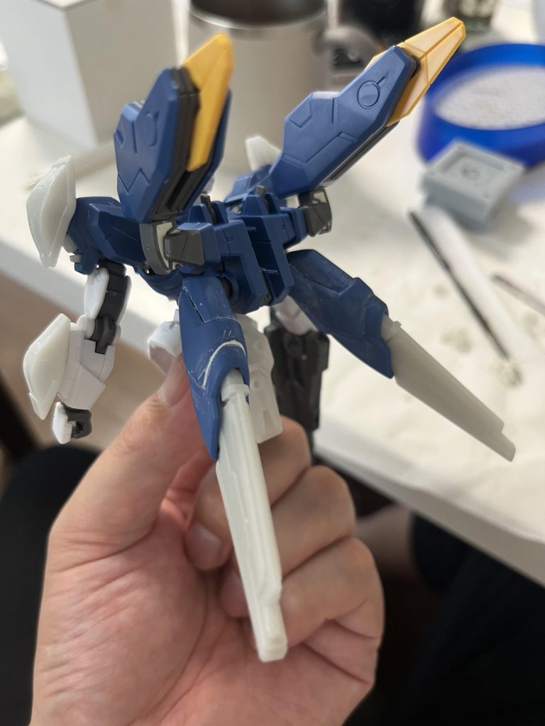 さりげなくパテで肉を盛ったりしてます。スジボリも挑戦した形跡がありますが、変になったので埋め直しています。