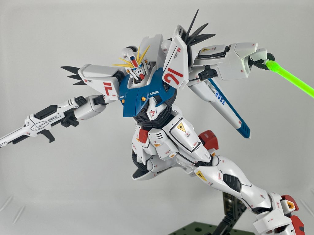 他のガンダムシリーズと比べて、正直MSのデザインはあまり好みではなかったんです…。ところが、歳を重ねていくうちに、設定や世界観に触れるようになり、すっかりF91の魅力にハマってしまいました。 カッコいいです(gandam-hand2)