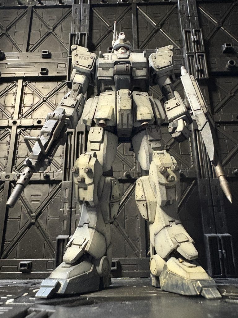 今回、ガンスタに出すのは初のグラデーション塗装してますー😄改修機なので、故意に色ムラを入れたんですが、写真が下手くそなので、分かりづらいー😅黒サフにホワイト。チッピング、ウォッシング。デカールはアニメ版に沿って、最小限に。長々と見ていただいてー、あざます‼️🙇