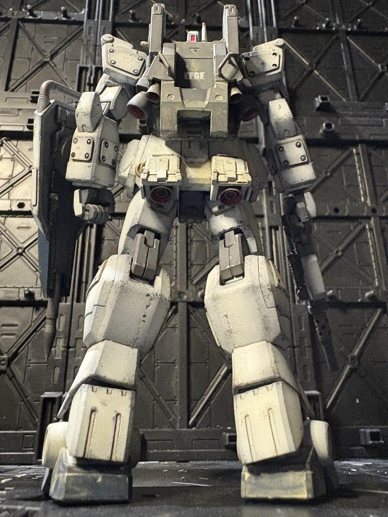 後部は、バックパックのキャリングリフトのディティール変更と追加スラスター。腰部に追加スラスター。全体のプロポーションでは児童体系に見えるので、脚部2mmほど延長。