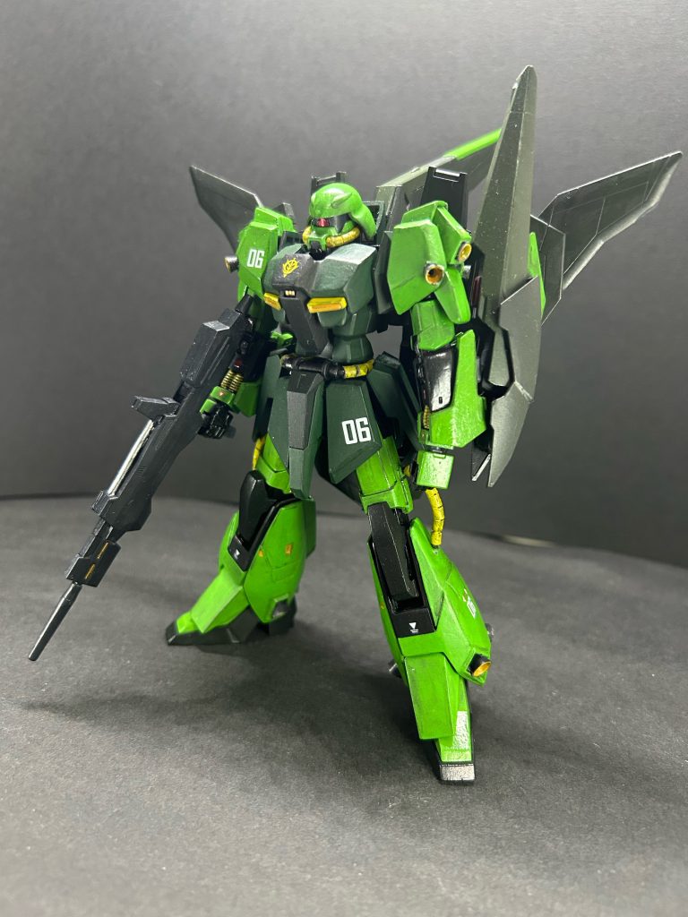 頭はザクウォーリア。ザクより若干小ぶりで襟を外すとジャストフィット。緑にするだけでSEEDに出てきそうなザクに。