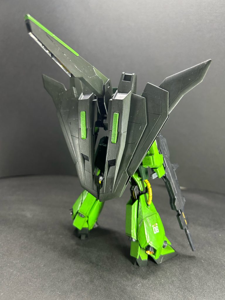 後ろから見るとただの色違いゼータ。変更したのは肩と足のバーニアノズル。動力パイプの追加。肩や胸部をプラ板で少し厚くしただけ。