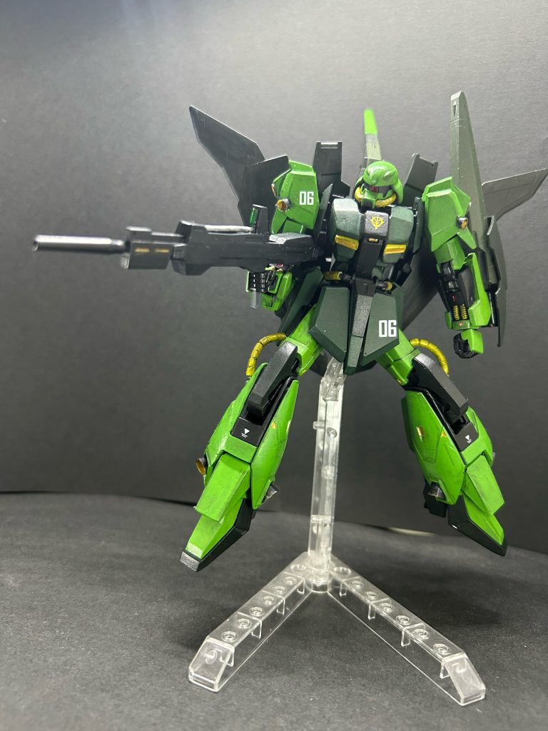 武装はゼータと共通。変形は一応可能。