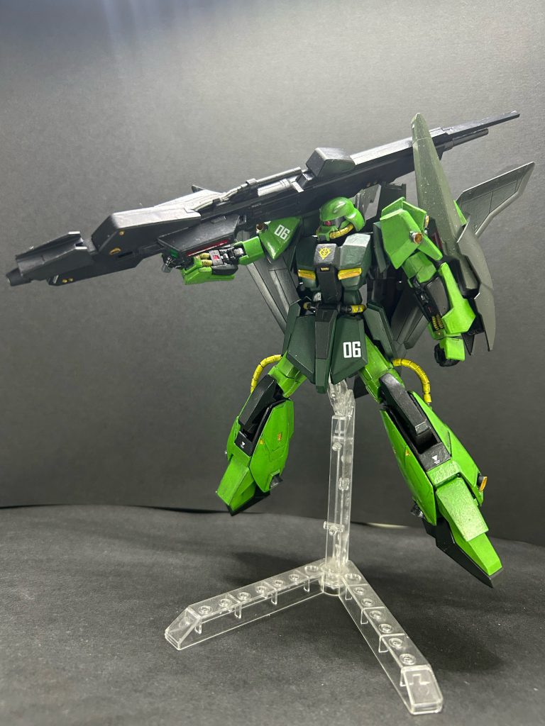 ザクはバズーカを担ぐ姿がいい。