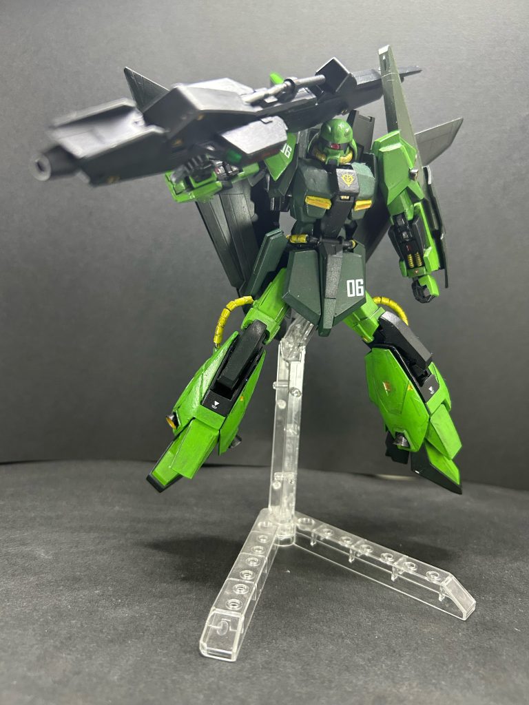 なんちゃってハイメガビームキャノン。ランチャーの前後を変えて砲口っぽいものを付けただけ。