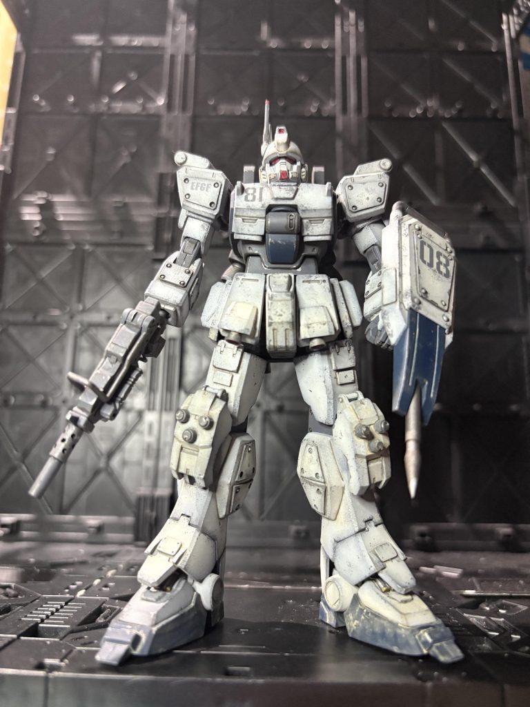 改修ポイントですが、先ずは正面から。肩周りの追加装甲、リベット装着。腕周りの追加装甲、ボルトオン装着。胸部、若干のディティールアップ。胸部下方の排気口の変更。腰前面バインダー部に追加スラスター。大腿部にも追加装甲。膝周りのアーマーの変更。つま先のディティール追加。シールドにパイルバンカー追加。シールドにも追加装甲。