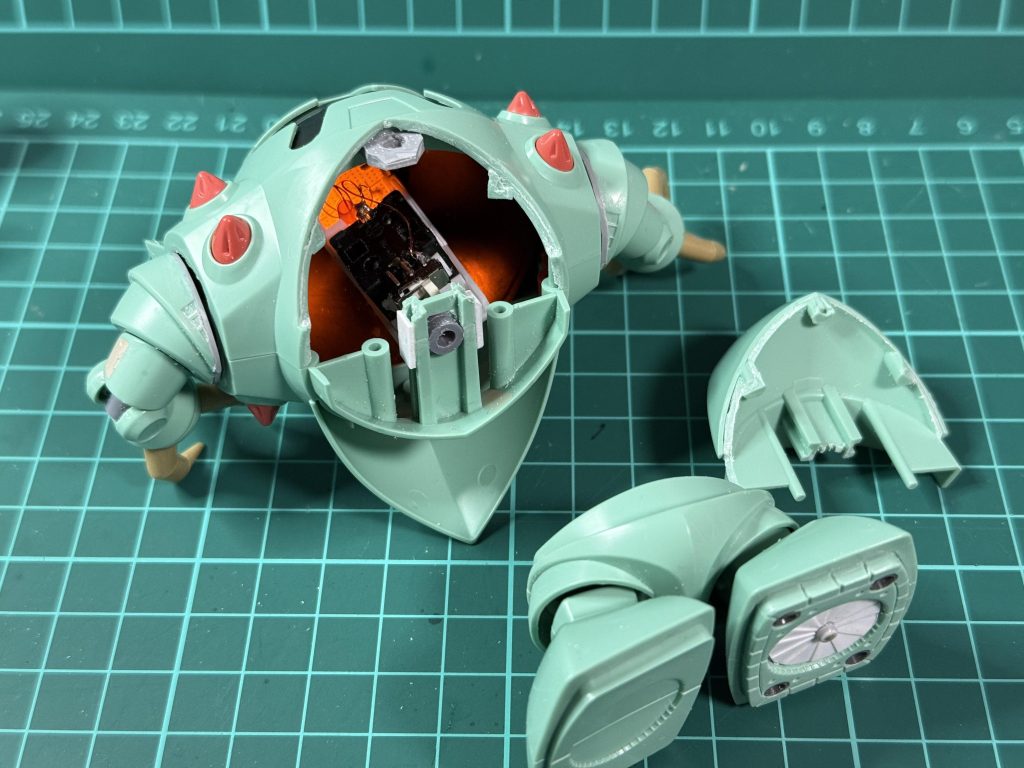 LEDを入れて、胴体を接着した後でも電池交換できるよう、胴体片側の分割位置を変更しました。ほら、前後同じじゃないでしょ。