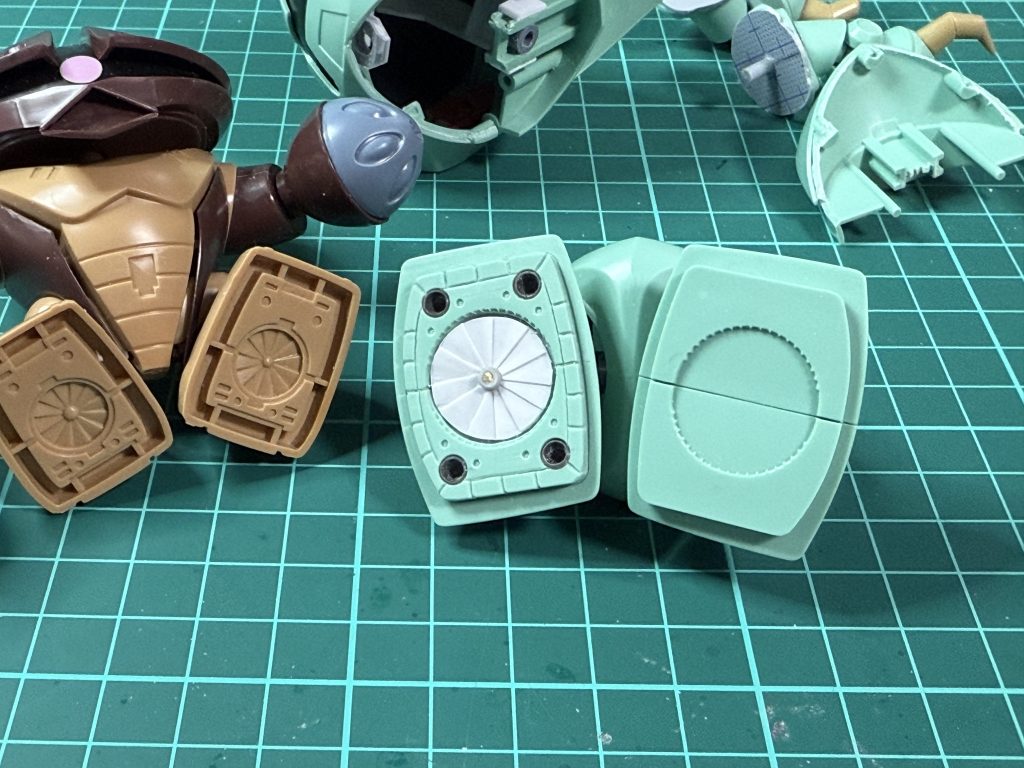 足裏の加工。ゴックとアッガイにある足裏スクリューのディテールがゾックにはないんですよ。不公平じゃないですか🤣