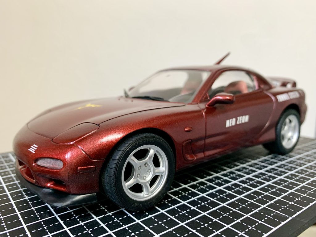 ボディは艶消し黒→メタルレッド→艶ありクリア塗装です。ホイールは元々メッキシルバー塗装がされてましたが、キラキラすぎておもちゃっぽかったので、艶消しクリアを吹きました。