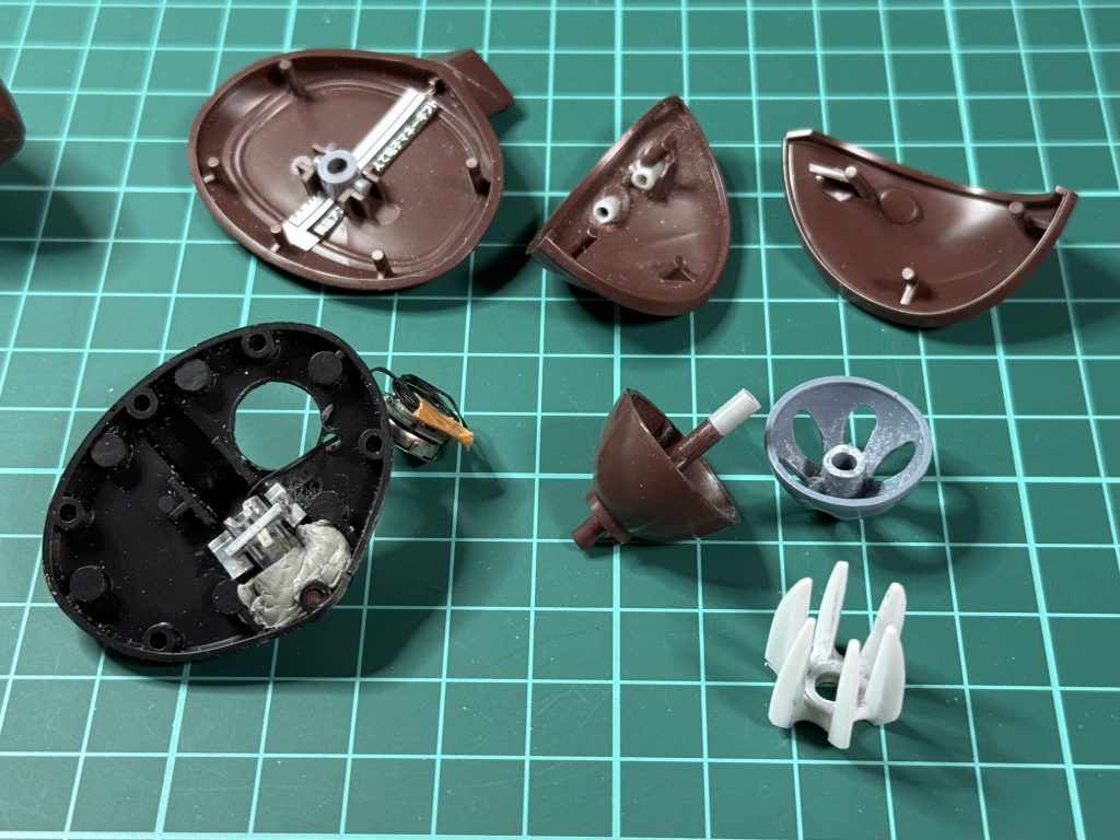 LEDモジュールを入れた頭部とクローの改造です。頭部バルカン砲はドリルで開口したうえでプラパイプを入れて、穴を深くしています。