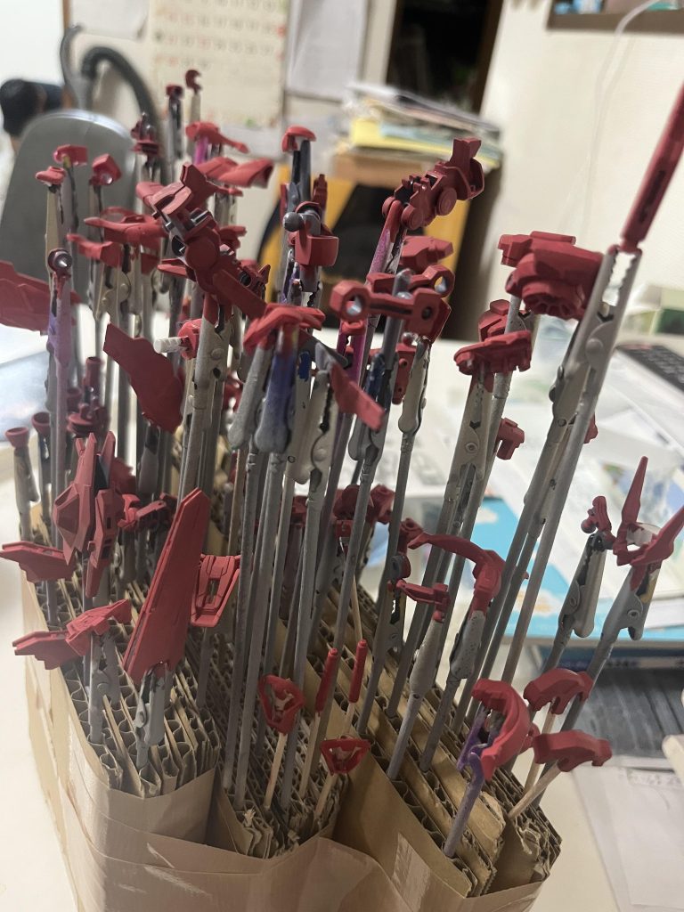 筆塗りで塗ってますが、アクリジョンのベースカラーの赤から塗り始めています。黒立ち上げのマックス塗りがありますので、試しに赤立ち上げです。