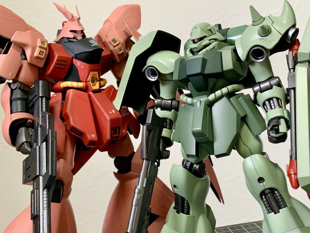 先日製作した、シャアザク色サザビーとツーショット。最後までご覧頂きありがとうございました。