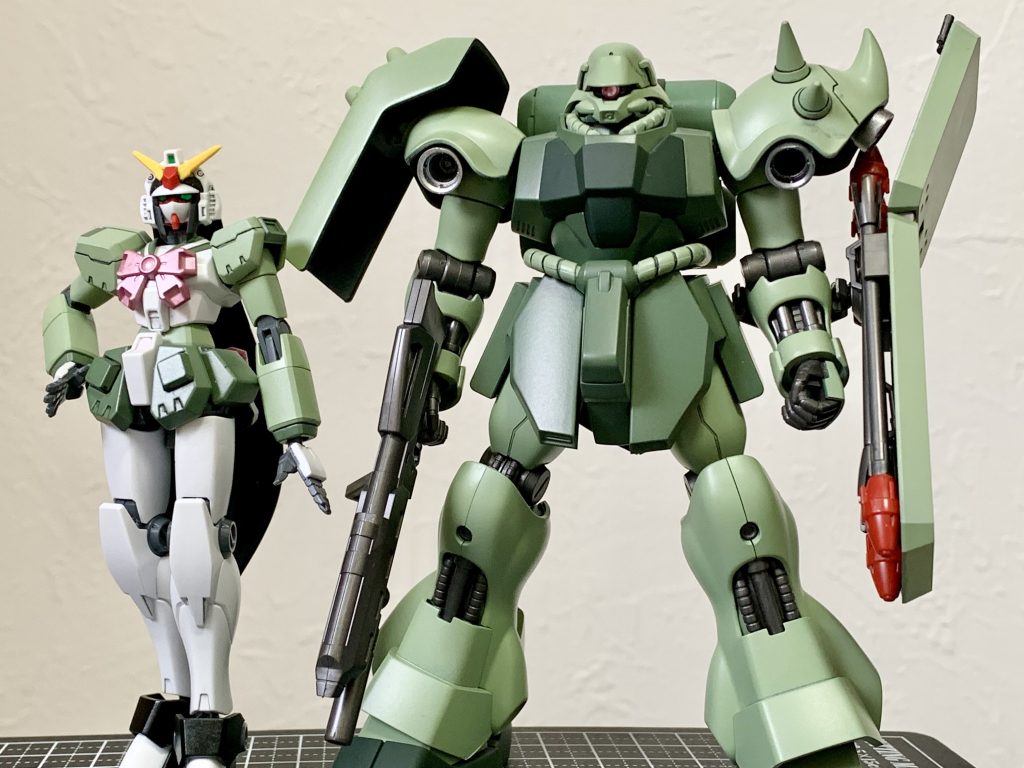 同スケールのギラドーガさんと。体格違いすぎる。。ノーベルガンダムのコクピット、小さすぎる気がします。