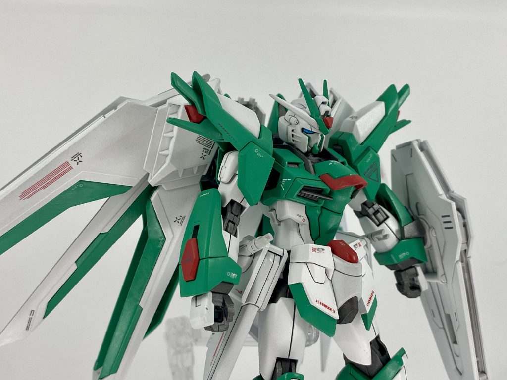 これまで『塗装するなら筋彫りは大事』だと思い込んでいましたが、ある日模型店で展示されていたキット本来の造形を活かし、シンプルに仕上げられた作品を見て感動しました。自分でもしてみたいと思い挑戦してみました。(gundam-kao8) 今回は、既存モールドの彫り直しと、筆塗りで仕上げています。見ていただき、ありがとうございます!最近は、筆塗りが上達してきた気がしています。今後は、塗料の発色や調色の技術も身につけて、さらに表現の幅を広げていきたいです!