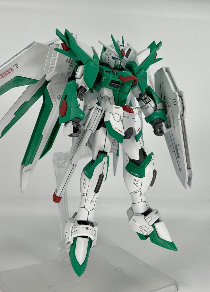 初のSEED機体を組みましたが、出来が本当に良すぎます! 今回は、あえて既存のモールドを掘り直し、ホワイトとグリーンのカラーリングで若干胸部に目が行くようにしました。(gundam-kao6)