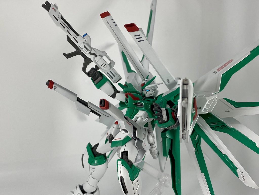 グリーンが目立つように塗装したかったので、ホワイトの中にグリーンが浮かび上がるイメージで仕上げました。使用した塗料は以下の通りです:・下地→サーフェイサーエヴォ・フレーム→サーフェイサーエヴォガンメタ・白外装→クレオス ホワイト・緑外装→クレオス エメラルドグリーン(水性)・赤外装→MSレッド 塗装後は、水性クリアーで表面をツルツルに仕上げ、その後デカールを貼り、再度水性クリアーでサンドしました。最後に、水性プレミアムトップコート UVカットスムースクリアー つや消しで仕上げました。