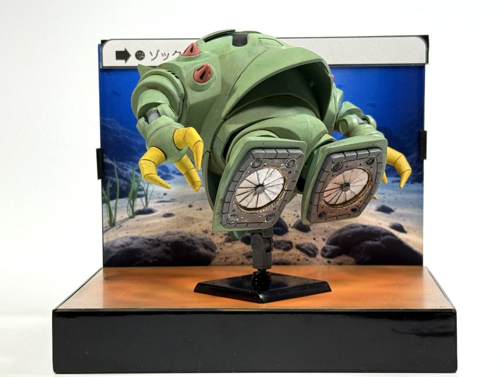 航行中。後ろ。ゾックの足裏はゴックやアッガイと比べて型抜き方向の関係でディテールが超シンプルだったので、スクリューなどを自作しています。こんなポーズにでもしないと見えないけど。以下、制作過程