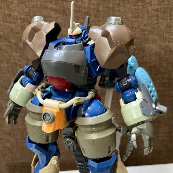 コンテスト参加を目指し、軍警ザクを改造中です。装甲を厚めに、武器は大型のビームアックス二刀流にして、近接戦闘に強い感じに。もう少しいじりたい部分がありますが、時間もないのでディテールアップを中心に作業していきたいと思います。（1枚目）