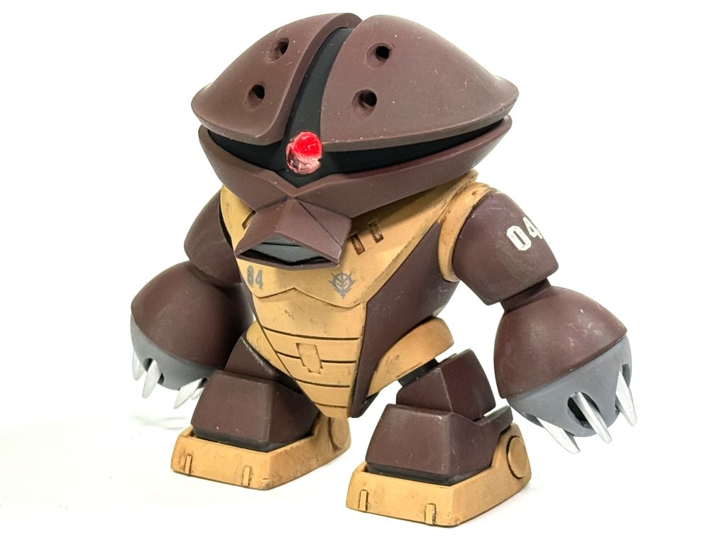 ガンダムvsシリーズの祖である、連邦vsジオンに登場したアッガイが好きなので、両腕クロー装備にしました。メガ粒子砲はありません。ロケット砲は爪の間の穴から発射される単発式です！