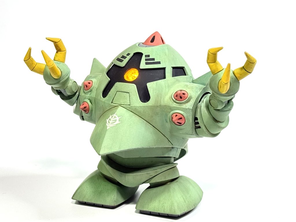 キットでは固定の肩の付け根を切り離して腕を高く上げられるようにしています。