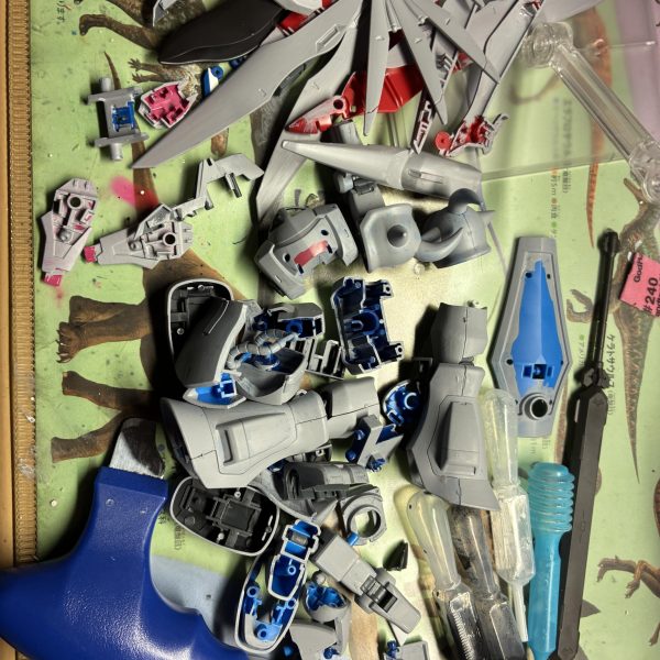 友人の誕生日プレゼントの為に誠意を込めて制作中だったけど普通に誕生日も過ぎたしグフの日すら越してしまった今にモチベーションが上がりつつある謎…最初は肩の角が片方逆になっていましたがセパレーターで難なく外すことができました。後は少しづつ塗装するだけなので後日投稿します！！！（3枚目）