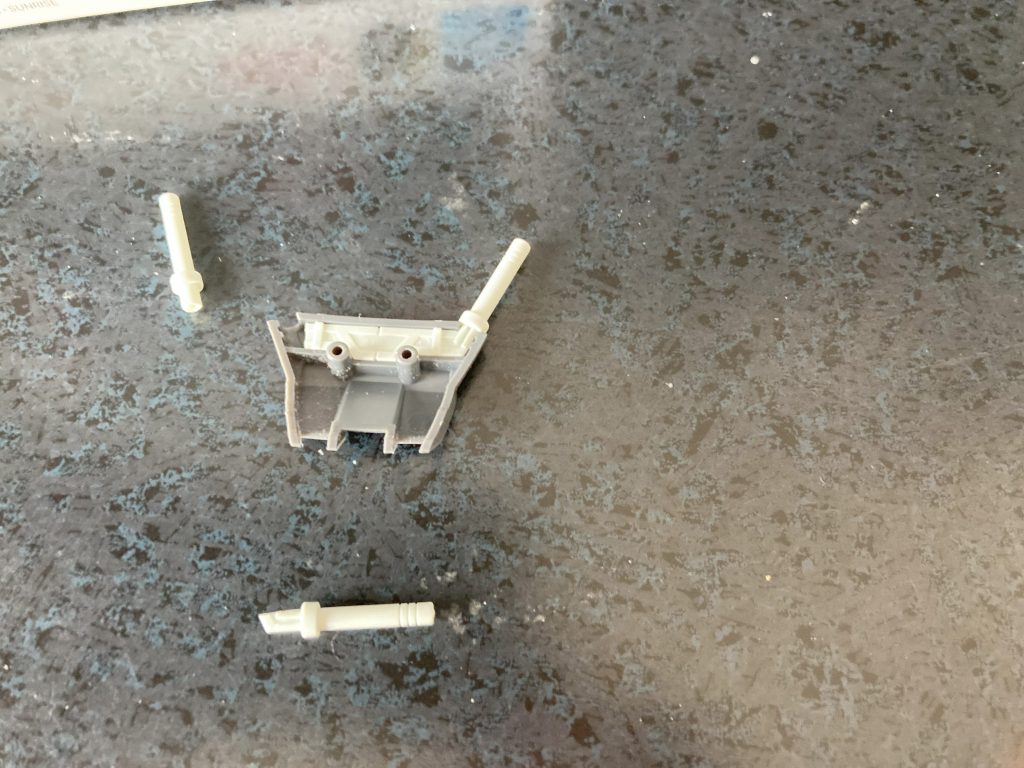 このキット、背中のサーベルは抜けないようになっているのですが、片側はぶった切って、余剰のB1パーツに差し替えてます。