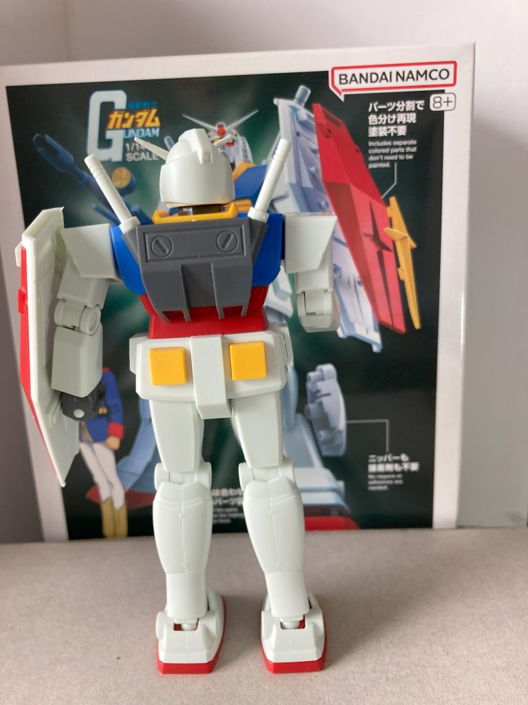 背面。今のキットと比較すると頭部大きいですね。