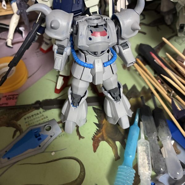友人の誕生日プレゼントの為に誠意を込めて制作中だったけど普通に誕生日も過ぎたしグフの日すら越してしまった今にモチベーションが上がりつつある謎…最初は肩の角が片方逆になっていましたがセパレーターで難なく外すことができました。後は少しづつ塗装するだけなので後日投稿します！！！（4枚目）