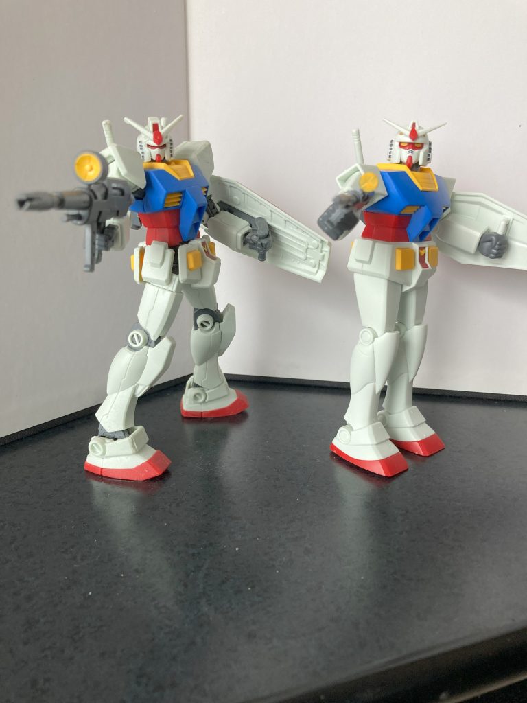 HGUC191 ガンダムと並べて。動く箇所からのポージングの差は大きいですね。ネットミーム化してる初代のせいか、おっちゃんが「か、肩が上がらへん」と嘆いている気がしてならないｗ