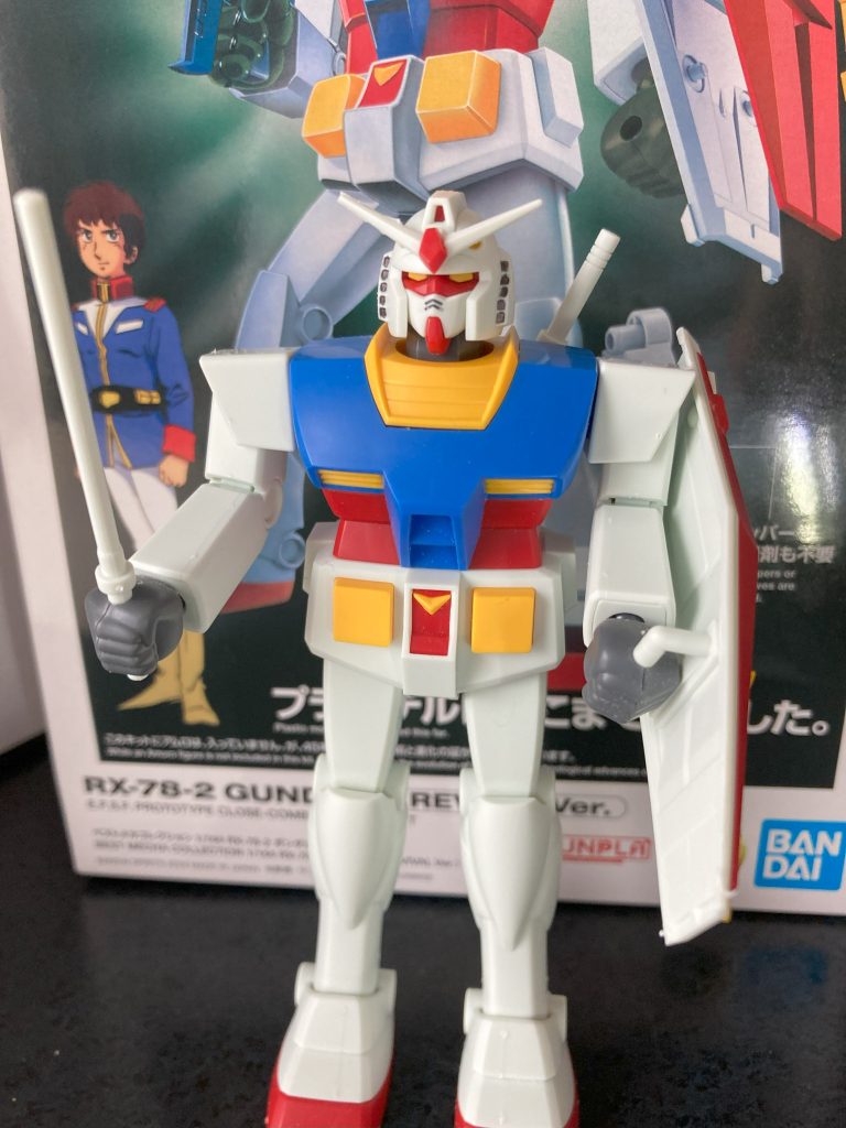 なぜここを当時のままにした、と問いたい真っ白なビームサーベル。面白いから塗りません。ランドセルのサーベルはキットそのままだと抜けません。簡単加工で右側だけ外せる状態にしました。