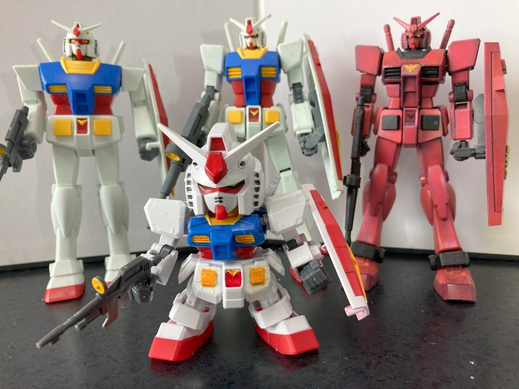 ガンダムｓ奥は左が旧キット（リバイバルver.）、中央ＨＧ、右がＥＧです。