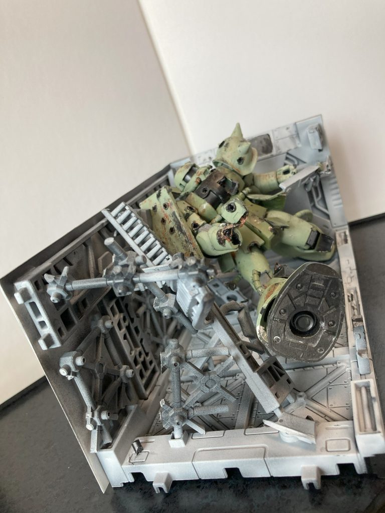 角度を変えて奥の隅っこに辺りの構造物を巻き込みながら背中から突っ込んだ、という感じに見えたら成功w