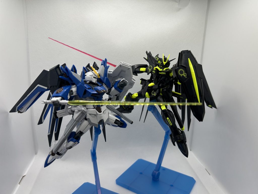 ビームエフェクトは一般販売されているライジングフリーダムガンダムのキットから使いました。本キットのビームエフェクトは黄色い方で、個人的にカラーリングのコントラストが気に入らなかったのでピンク色のエフェクトに変更しました。