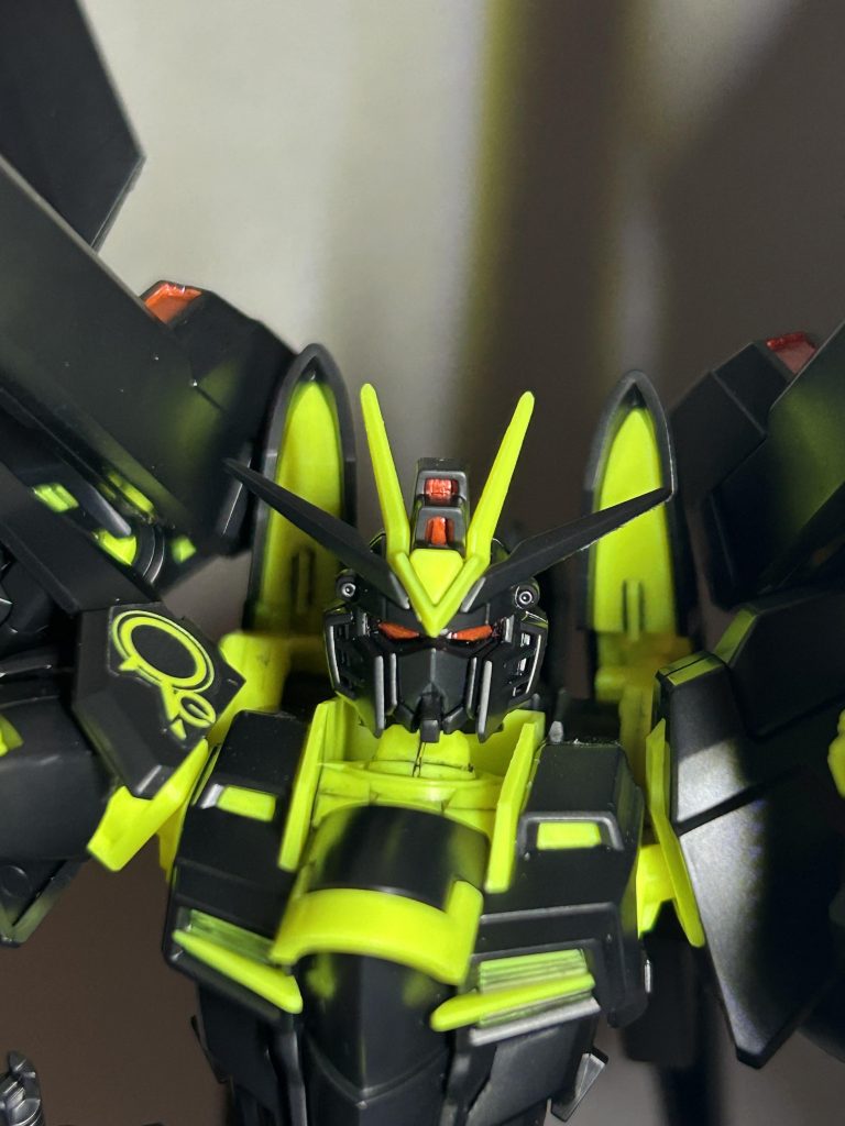 修正後:中央部分とカメラアイセンサー部分を再塗装しました。やっぱ迫力感がありますね。