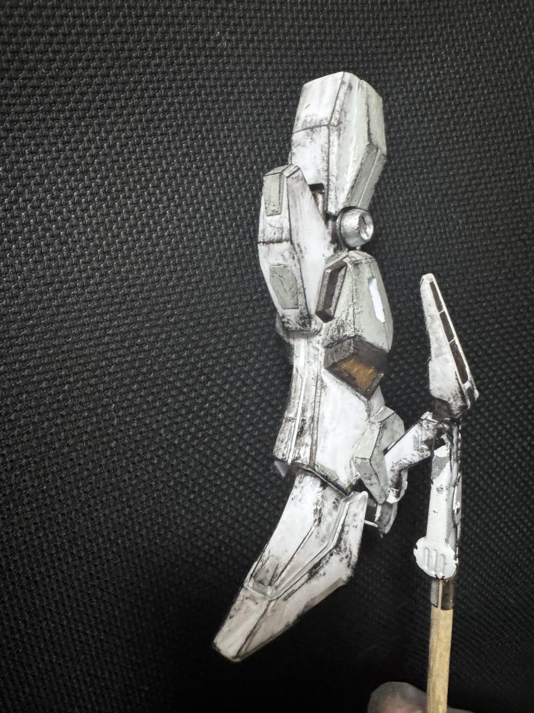 塗装が終わったら、今度はデカール貼りと汚し僕、一個体に200くらいデカール貼るんですけど結局汚しやらチッピングで見えなくなるんすよね