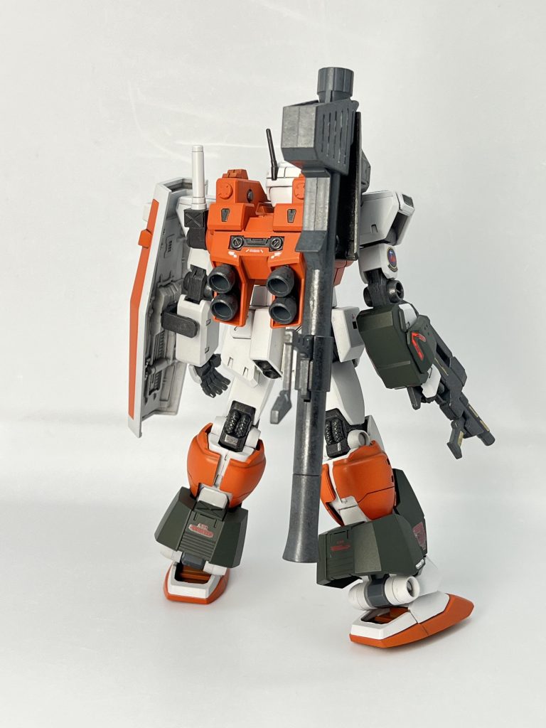 バズーカに磁石を仕込んでマウントできるように改造しました。バズーカラックはボールデンアームズのパーツとビルダーズパーツのキャノンを加工。MGジムのバズーカラックを意識しました。