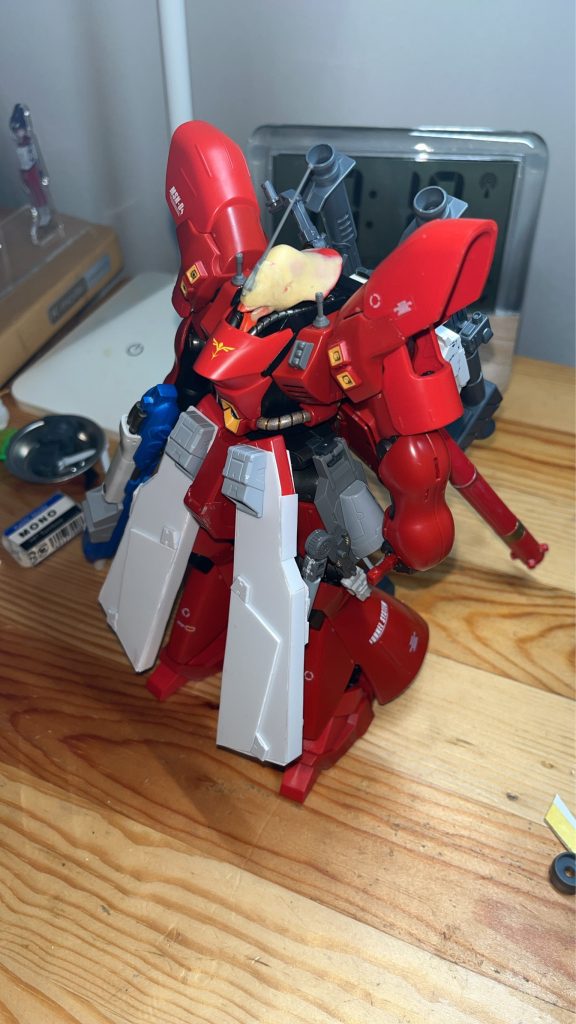制作途中その一。この時点である程度は方針が決まっていました。フロントスカート、バックパックに手を加え、各部を30mmのパーツに置き換えて作りましたが...正直、なんか不自然だなと思いまして...とある方に相談したところ、「プロペラントタンクないほうがいいのでは?」と返ってきました。これがなかなか効果的で、引き算も大切だなと感じました。