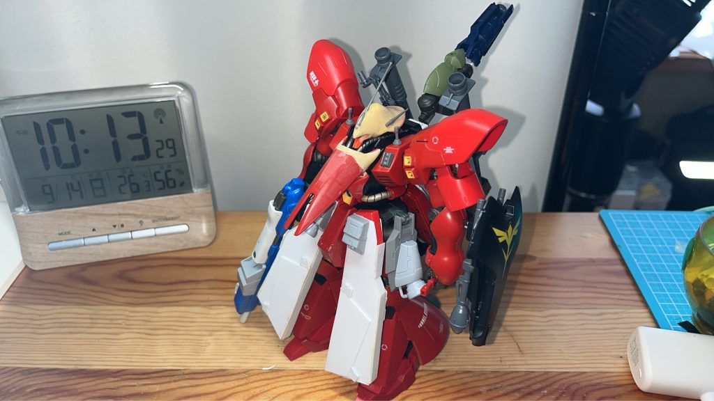 その二。胸部アーマーをナイチンゲールのように巨大化させて、頭部アンテナをもう一つ追加。小型のシールド(シュツルムファウスト入り)と小林版ジ・Oから着想を得て大型スタビライザーを増設。