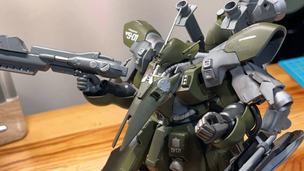 ここからは設定です。機体名MSN-04G 陸戦型サザビー(Sazabi Ground Type)所属ネオ・ジオン残党軍 第17地上戦術機動部隊「灰の牙」開発背景サザビーの設計データとジャンクパーツが地球降下作戦後に回収され、地上戦に特化した改修機として再構築された機体。ファンネルや高機動推力を捨て、実弾兵装と補給支援機能を中心に再設計。