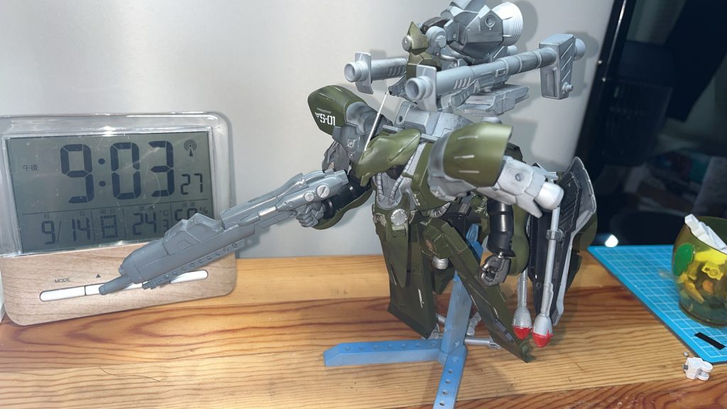 パイロットヴァル・グレイハウンド中尉(Val Greyhound)元ネオ・ジオンの整備兵。地球降下後に部隊を再編し、自ら改修を指揮。兵器としての機能美を追求する冷静な戦術家。ニュータイプではないが、機体の性能を最大限に引き出す操縦技術を持つ。